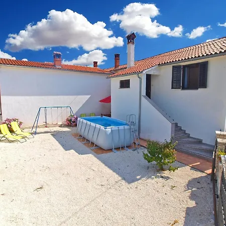 Holiday home Mit Privatpool Fuer 4 Personen Ca 40 Qm In Pajkovici, Istrien Binnenland Von Istrien *
